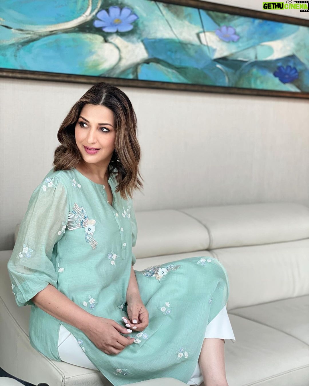 Sonali Bendre Instagram - If you keep swiping left maybe the weekend will come sooner 😋🩵