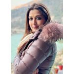 Sonali Bendre Instagram - Started the year with a visit to the Neelkanth... I hope the poison of negative thoughts and actions can be overcome this year with his blessings! #HarHarMahadev 🙏🏼 PS: @geeta_kapurofficial thought of you. #Neelkanth #NeelkanthMahadev #Shiva #NewYear2024 #SwitchOnTheSunshine #PositiveThoughts #GoodVibesOnly #NewBeginnings Anand Kashi by the Ganges