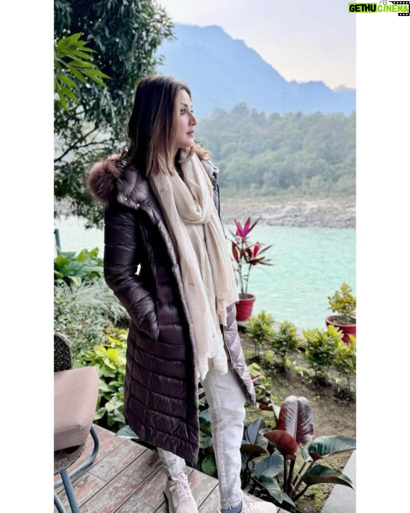Sonali Bendre Instagram - Started the year with a visit to the Neelkanth... I hope the poison of negative thoughts and actions can be overcome this year with his blessings! #HarHarMahadev 🙏🏼 PS: @geeta_kapurofficial thought of you. #Neelkanth #NeelkanthMahadev #Shiva #NewYear2024 #SwitchOnTheSunshine #PositiveThoughts #GoodVibesOnly #NewBeginnings Anand Kashi by the Ganges