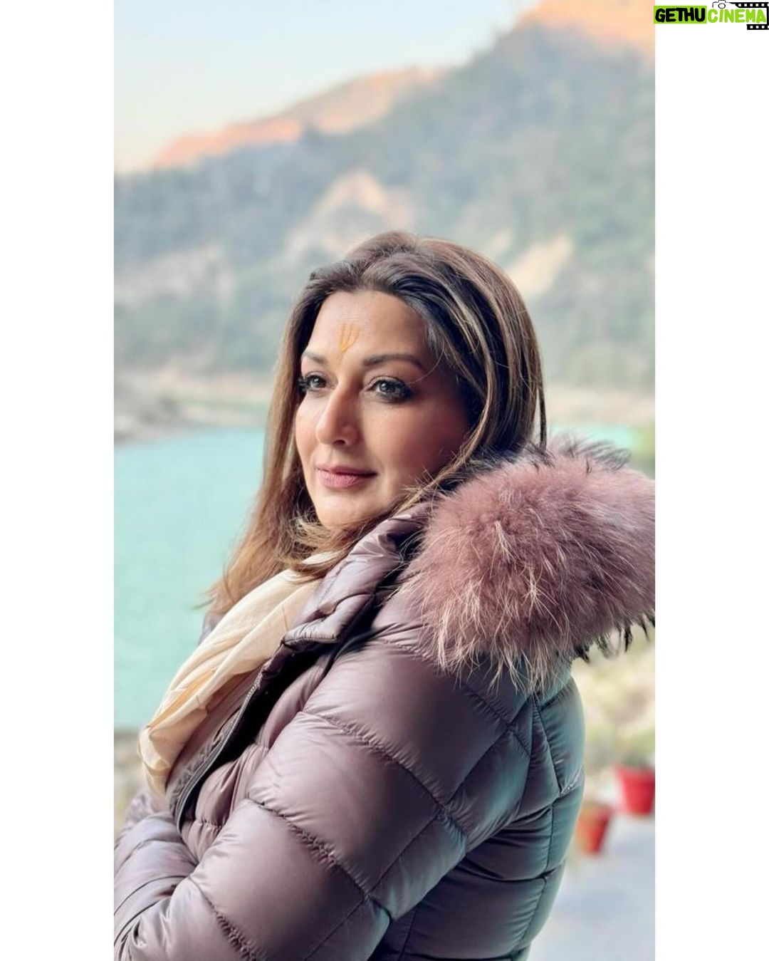 Sonali Bendre Instagram - Started the year with a visit to the Neelkanth... I hope the poison of negative thoughts and actions can be overcome this year with his blessings! #HarHarMahadev ππΌ PS: @geeta_kapurofficial thought of you. #Neelkanth #NeelkanthMahadev #Shiva #NewYear2024 #SwitchOnTheSunshine #PositiveThoughts #GoodVibesOnly #NewBeginnings Anand Kashi by the Ganges