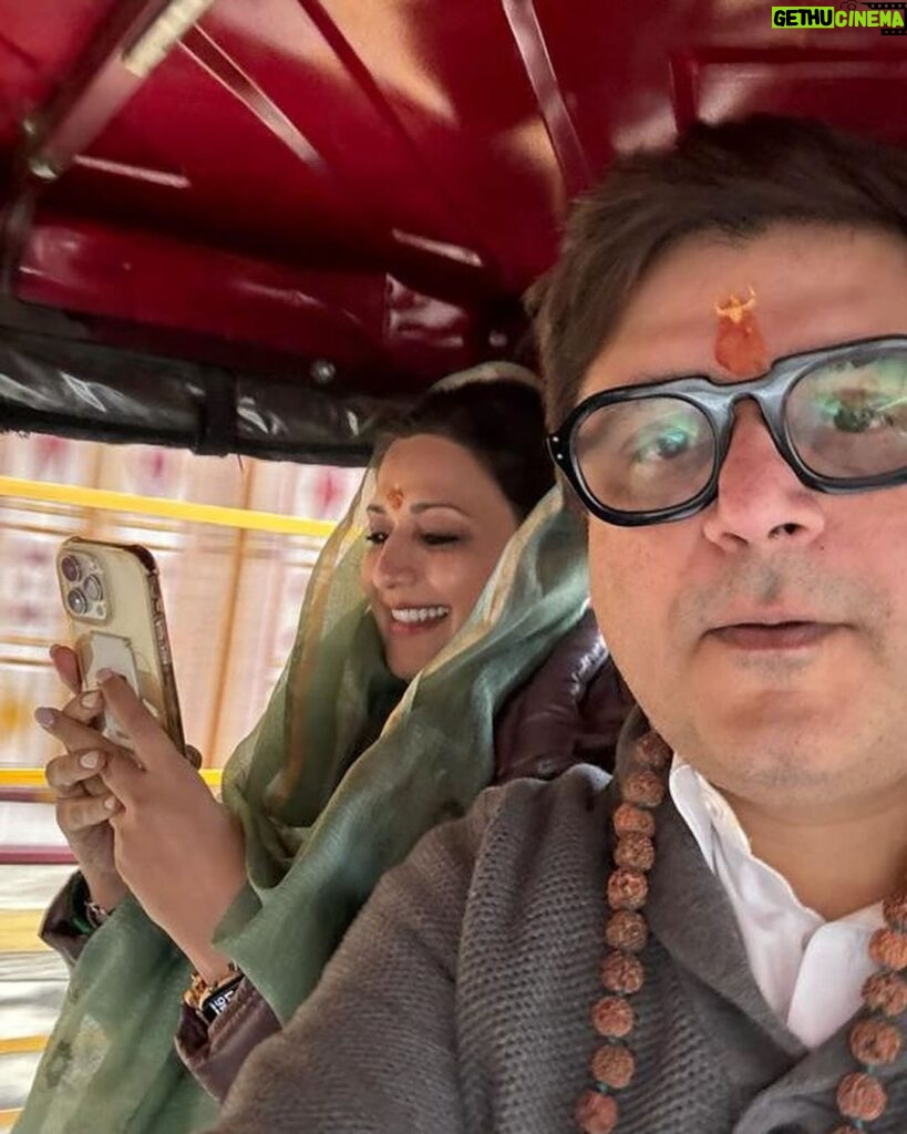Sonali Bendre Instagram - E-rickshaw, cable car rides, what a day in Haridwar with the most amazing Gangaji Aarti... Thank you @pilibhithouseharidwar (for sneaking us in and out so smoothly!!!!🙏🏼)