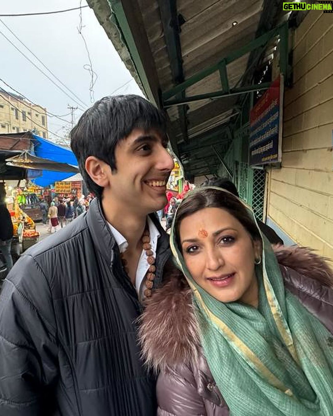 Sonali Bendre Instagram - E-rickshaw, cable car rides, what a day in Haridwar with the most amazing Gangaji Aarti... Thank you @pilibhithouseharidwar (for sneaking us in and out so smoothly!!!!🙏🏼)