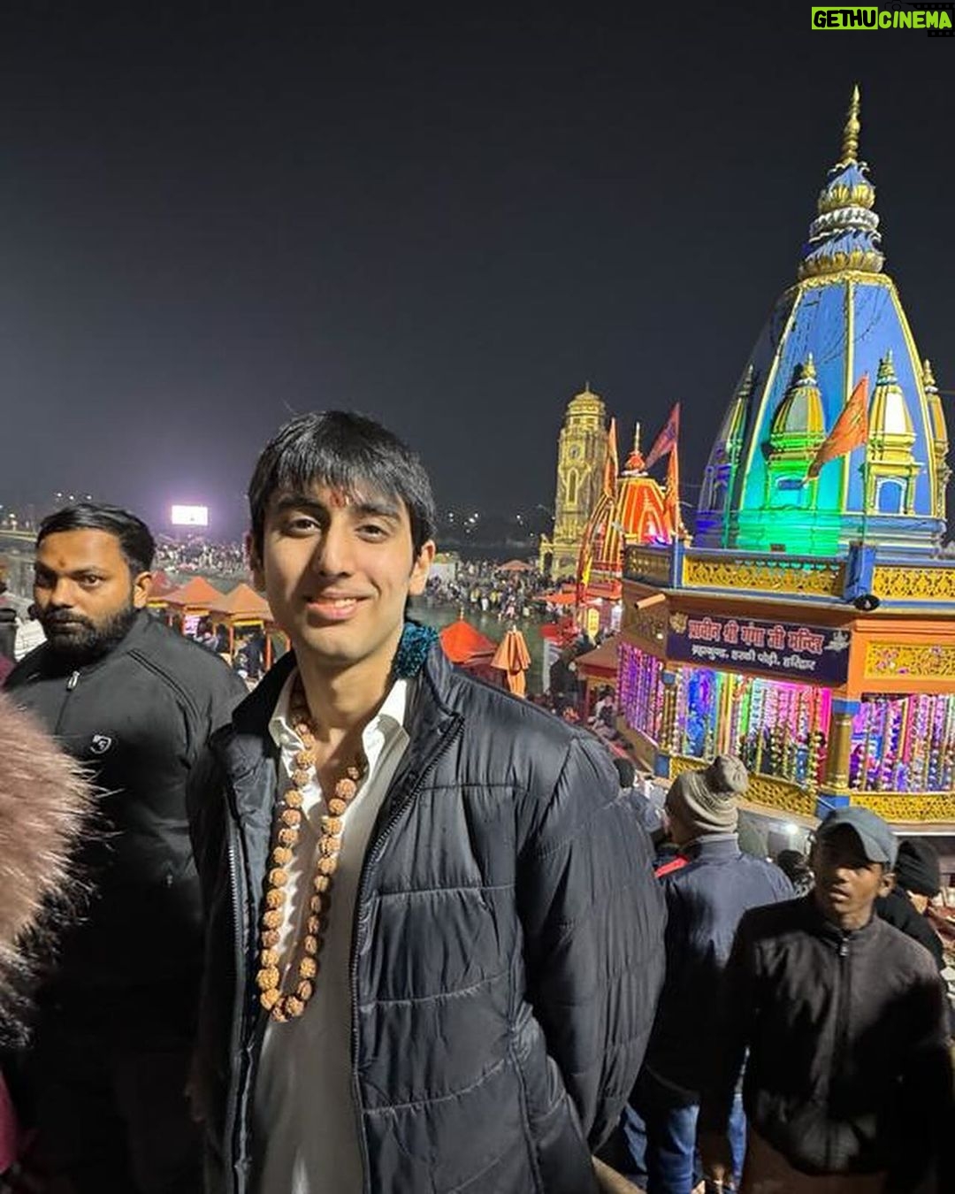 Sonali Bendre Instagram - E-rickshaw, cable car rides, what a day in Haridwar with the most amazing Gangaji Aarti... Thank you @pilibhithouseharidwar (for sneaking us in and out so smoothly!!!!🙏🏼)