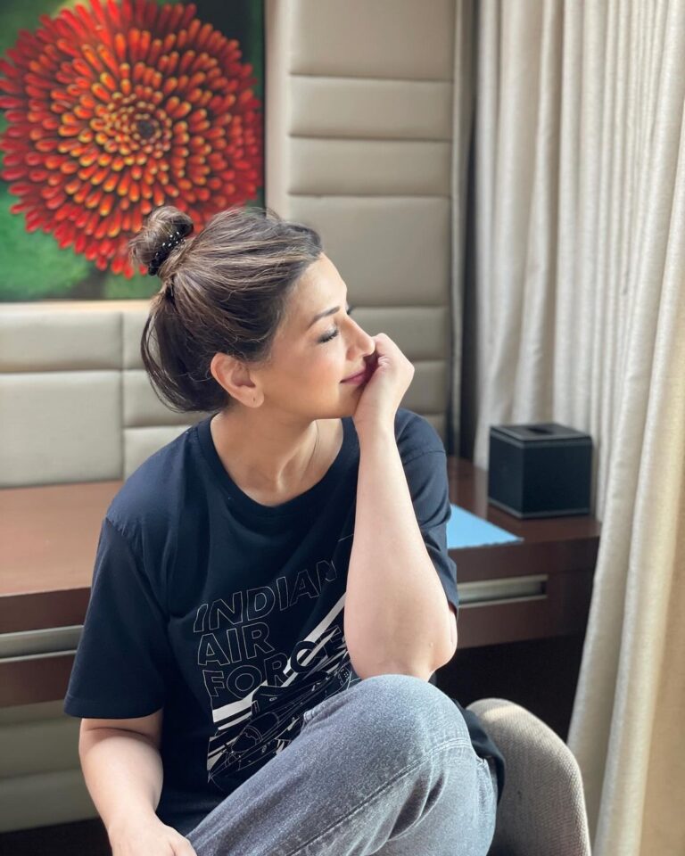 Sonali Bendre Instagram - Another day, another cup, and a lot of comfort. 🥰☕