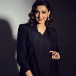 Sonali Bendre Instagram - Shadows only mean there's a light nearby; seek it out and shine. ✨ - Morgan Matson