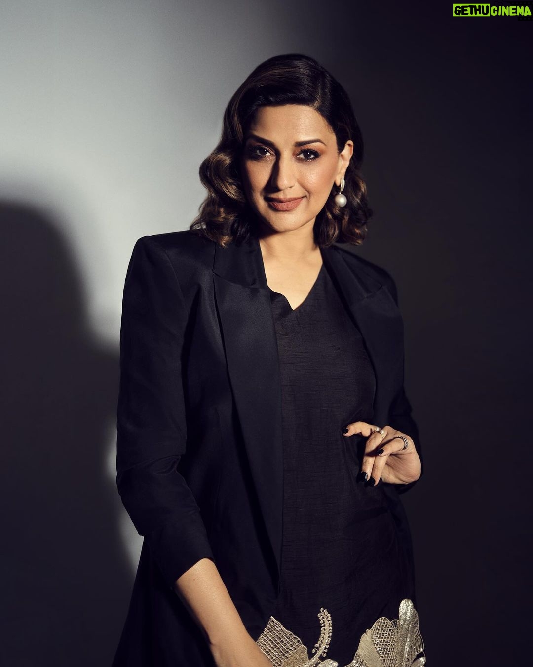 Sonali Bendre Instagram - Shadows only mean there's a light nearby; seek it out and shine. ✨ - Morgan Matson