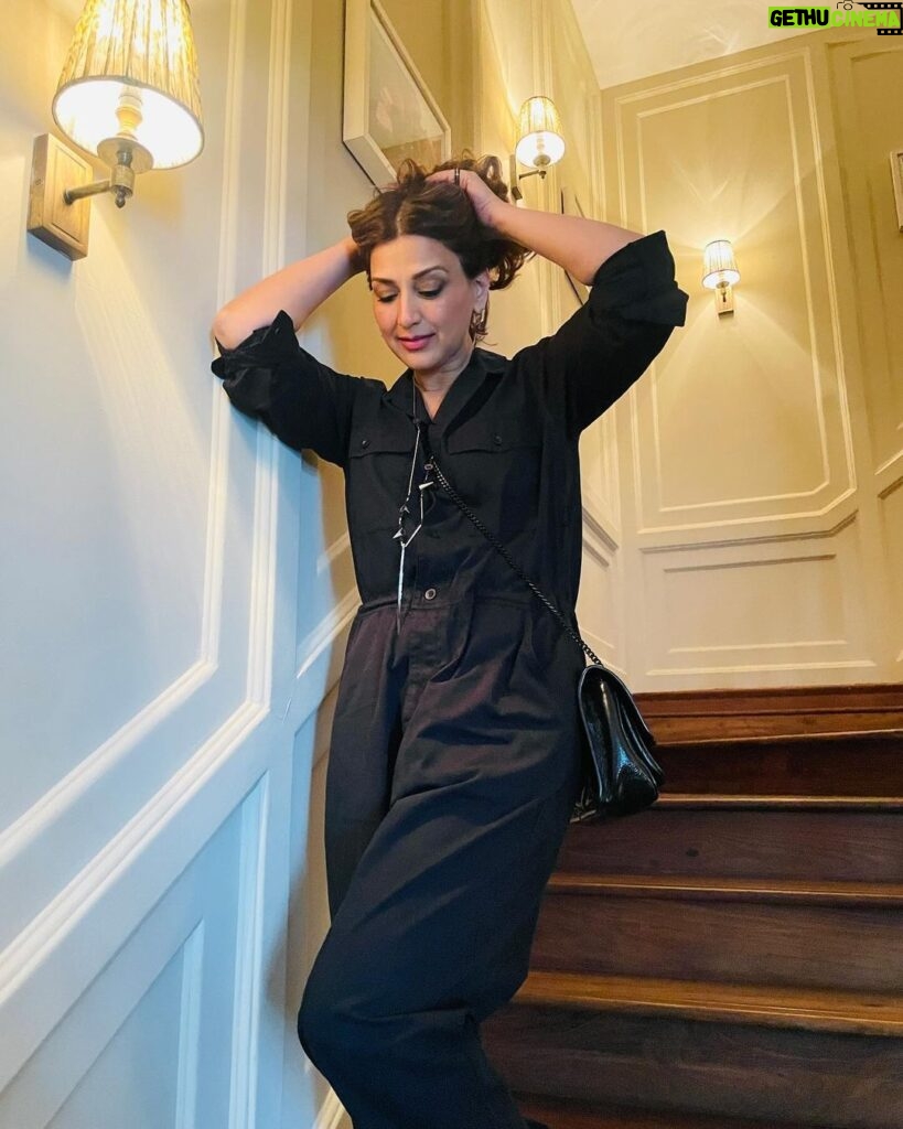 Sonali Bendre Instagram - Black and white for an epic night 🖤🤍