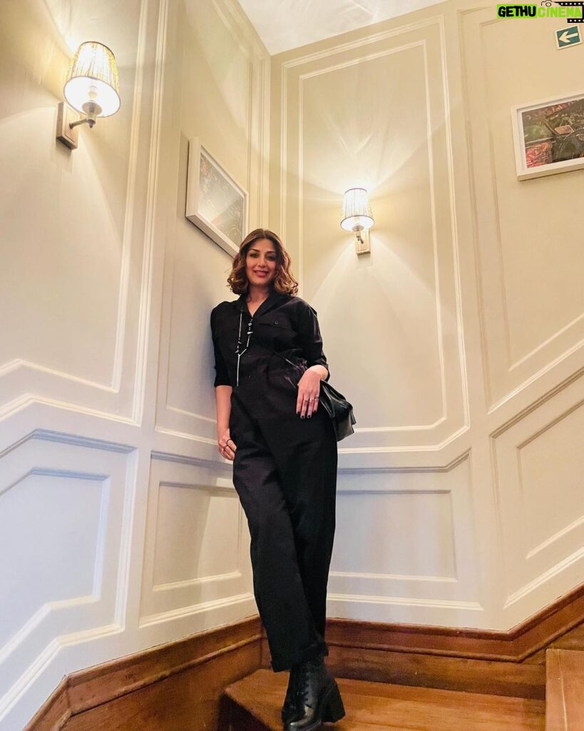 Sonali Bendre Instagram - Black and white for an epic night 🖤🤍