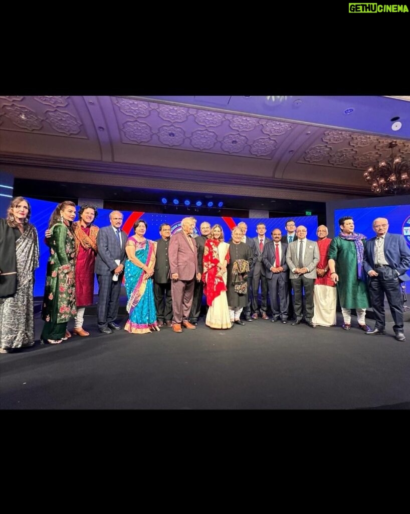 Sonali Bendre Instagram - An amazing evening in the name of our country's healthcare professionals that go all the way to protect and save lives every day. ✨ Kudos to @ashokjaipuriaaj & @yaminijaipuria for putting together this beautiful ceremony, recognising & felicitating our medical experts & frontline warriors. 👏🏽 @sjf_awards