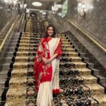 Sonali Bendre Instagram - An amazing evening in the name of our country's healthcare professionals that go all the way to protect and save lives every day. ✨ Kudos to @ashokjaipuriaaj & @yaminijaipuria for putting together this beautiful ceremony, recognising & felicitating our medical experts & frontline warriors. 👏🏽 @sjf_awards