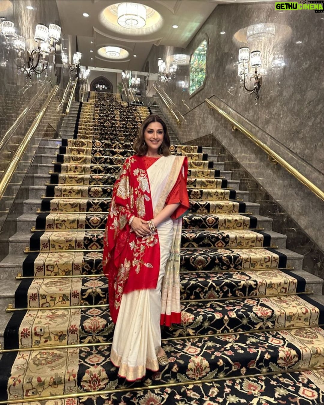Sonali Bendre Instagram - An amazing evening in the name of our country's healthcare professionals that go all the way to protect and save lives every day. β¨ Kudos to @ashokjaipuriaaj & @yaminijaipuria for putting together this beautiful ceremony, recognising & felicitating our medical experts & frontline warriors. ππ½ @sjf_awards