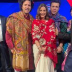 Sonali Bendre Instagram - An amazing evening in the name of our country's healthcare professionals that go all the way to protect and save lives every day. ✨ Kudos to @ashokjaipuriaaj & @yaminijaipuria for putting together this beautiful ceremony, recognising & felicitating our medical experts & frontline warriors. 👏🏽 @sjf_awards