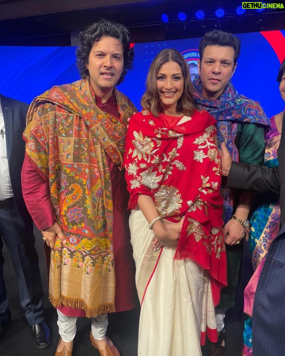 Sonali Bendre Instagram - An amazing evening in the name of our country's healthcare professionals that go all the way to protect and save lives every day. β¨ Kudos to @ashokjaipuriaaj & @yaminijaipuria for putting together this beautiful ceremony, recognising & felicitating our medical experts & frontline warriors. ππ½ @sjf_awards