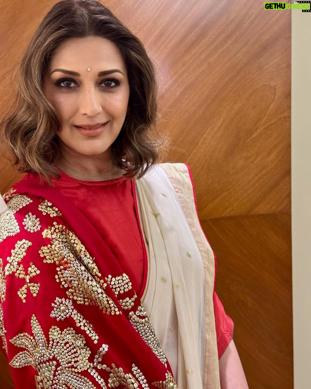Sonali Bendre Instagram - An amazing evening in the name of our country's healthcare professionals that go all the way to protect and save lives every day. β¨ Kudos to @ashokjaipuriaaj & @yaminijaipuria for putting together this beautiful ceremony, recognising & felicitating our medical experts & frontline warriors. ππ½ @sjf_awards