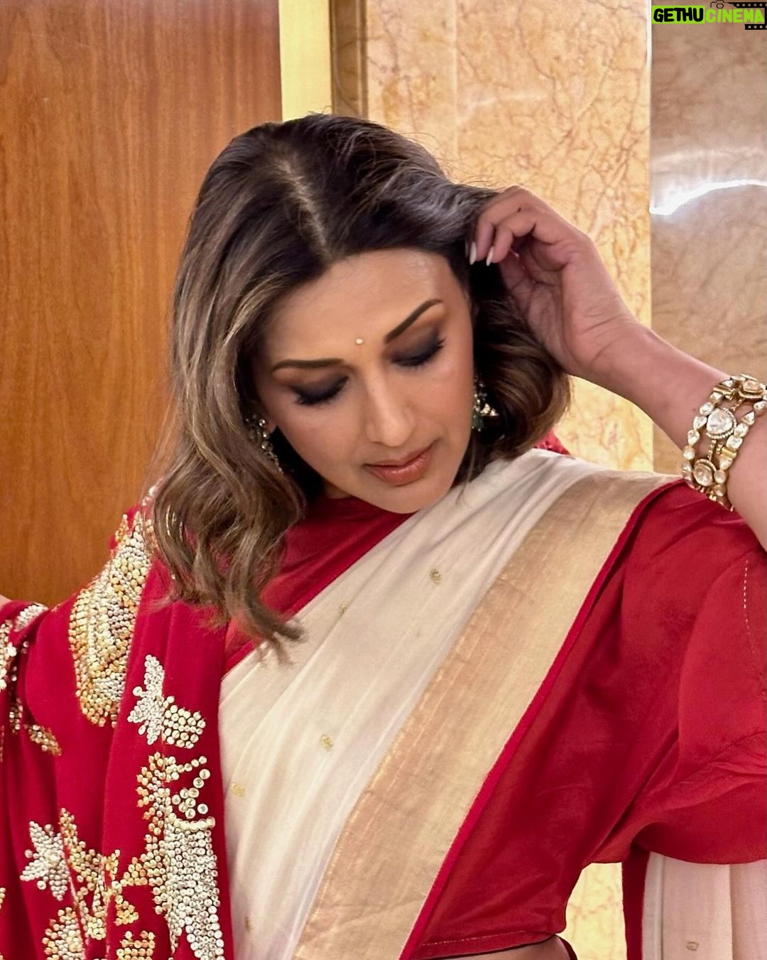 Sonali Bendre Instagram - An amazing evening in the name of our country's healthcare professionals that go all the way to protect and save lives every day. β¨ Kudos to @ashokjaipuriaaj & @yaminijaipuria for putting together this beautiful ceremony, recognising & felicitating our medical experts & frontline warriors. ππ½ @sjf_awards