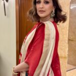Sonali Bendre Instagram - An amazing evening in the name of our country's healthcare professionals that go all the way to protect and save lives every day. ✨ Kudos to @ashokjaipuriaaj & @yaminijaipuria for putting together this beautiful ceremony, recognising & felicitating our medical experts & frontline warriors. 👏🏽 @sjf_awards