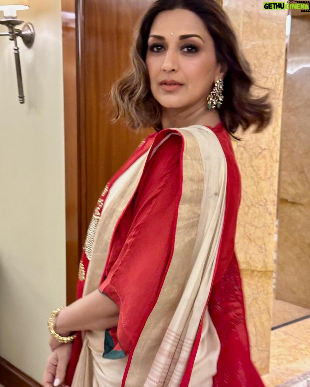 Sonali Bendre Instagram - An amazing evening in the name of our country's healthcare professionals that go all the way to protect and save lives every day. β¨ Kudos to @ashokjaipuriaaj & @yaminijaipuria for putting together this beautiful ceremony, recognising & felicitating our medical experts & frontline warriors. ππ½ @sjf_awards