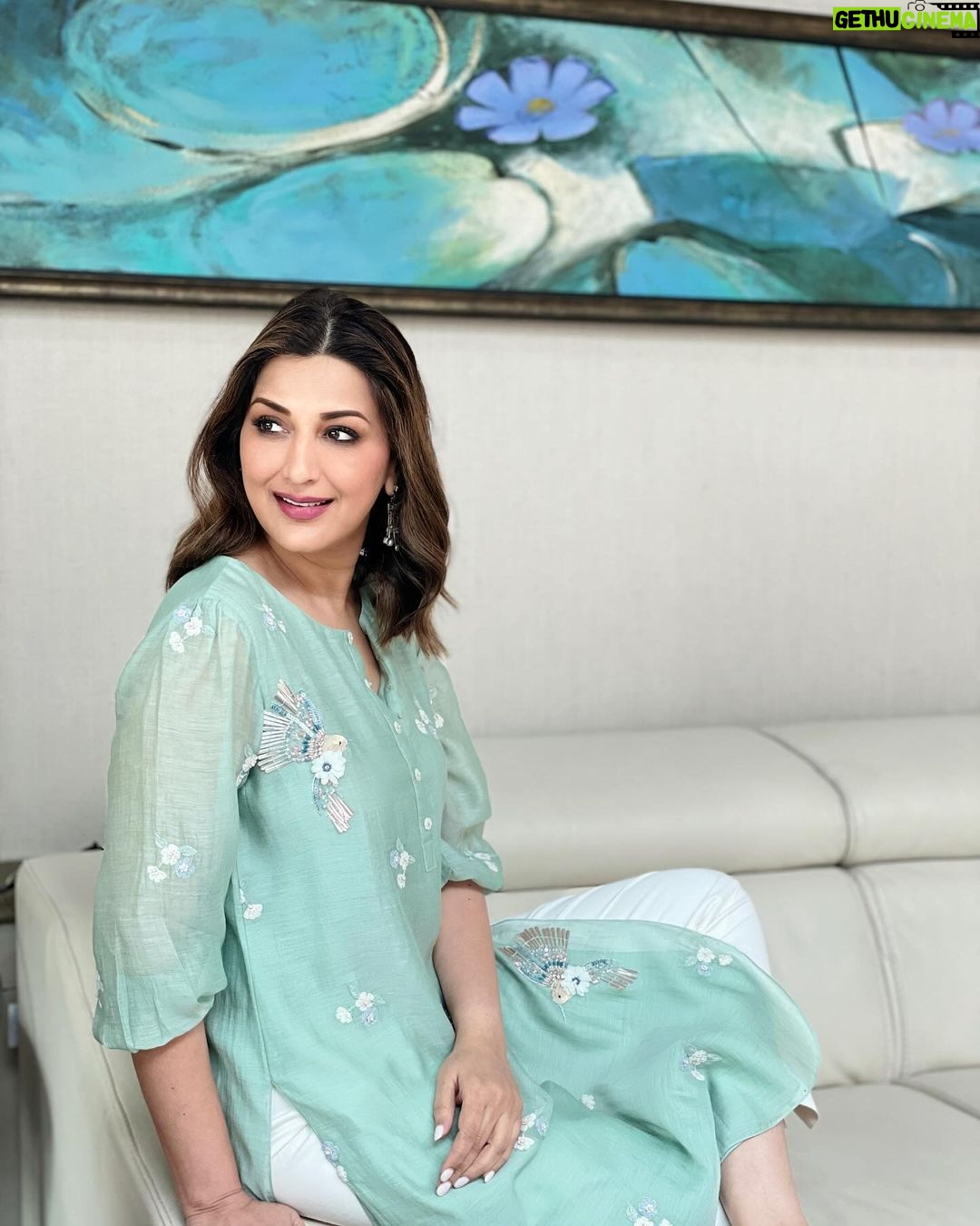 Sonali Bendre Instagram - If you keep swiping left maybe the weekend will come sooner 😋🩵