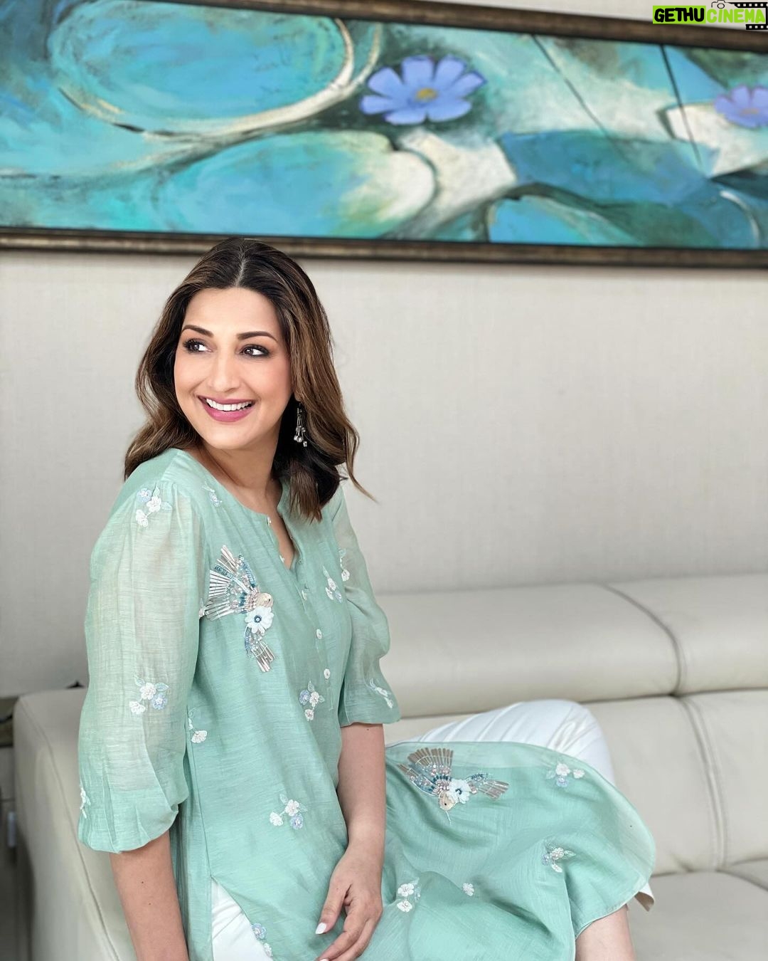 Sonali Bendre Instagram - If you keep swiping left maybe the weekend will come sooner 😋🩵