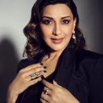 Sonali Bendre Instagram - Shadows only mean there's a light nearby; seek it out and shine. ✨ - Morgan Matson