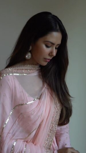 Sonam Bajwa Instagram - So many thoughts, so many feelings….2023 has just gone by so quickly, feels like yesterday when I was making new year resolutions and plans for 2023 and it’s 2024 in just a day. How is 2024 making you feel already???? Share your thoughts with me in the comments 🤍