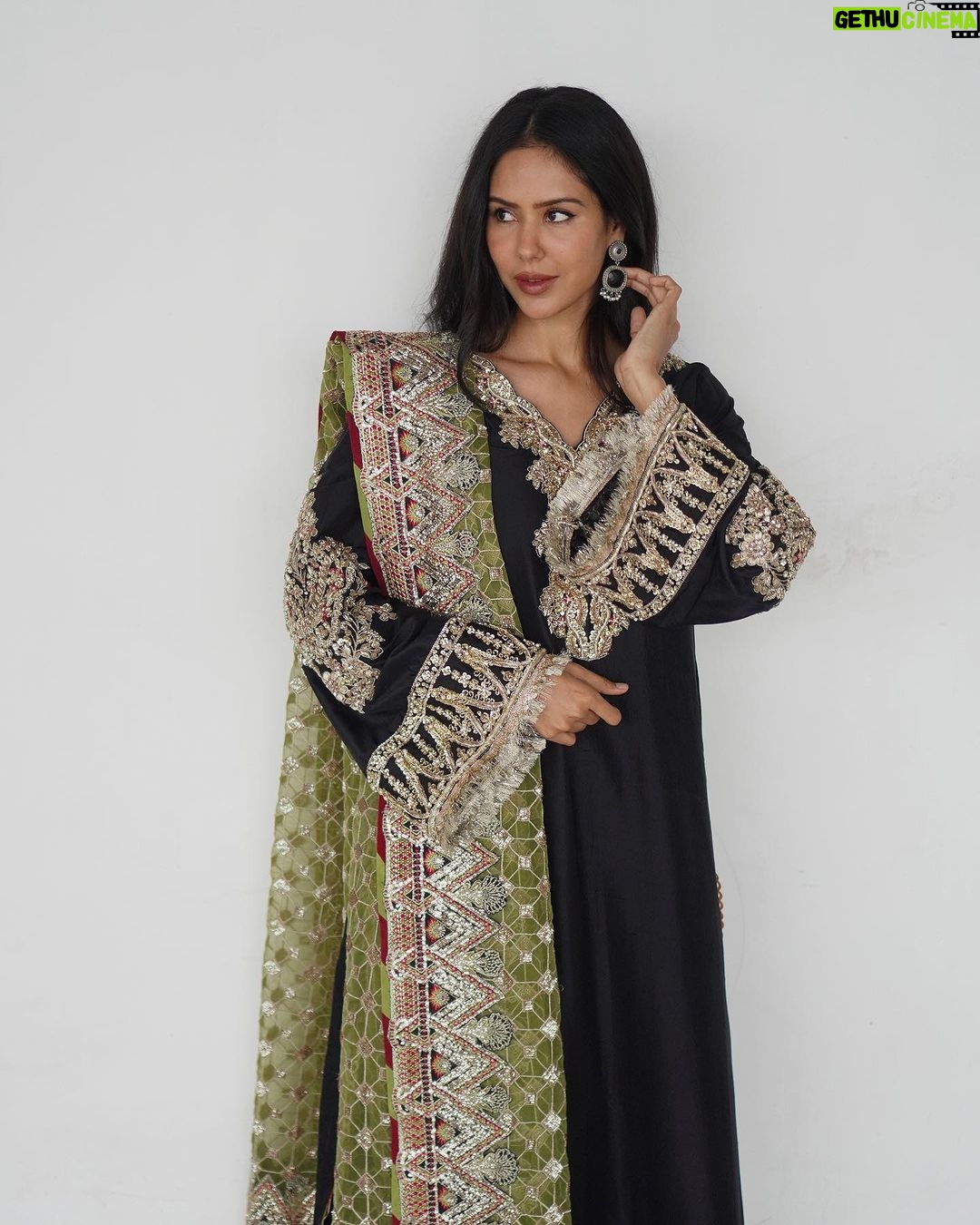 Sonam Bajwa Instagram - Kaala suit has my heart 🌚 Wearing @maryamhussain_official 🤍🤍