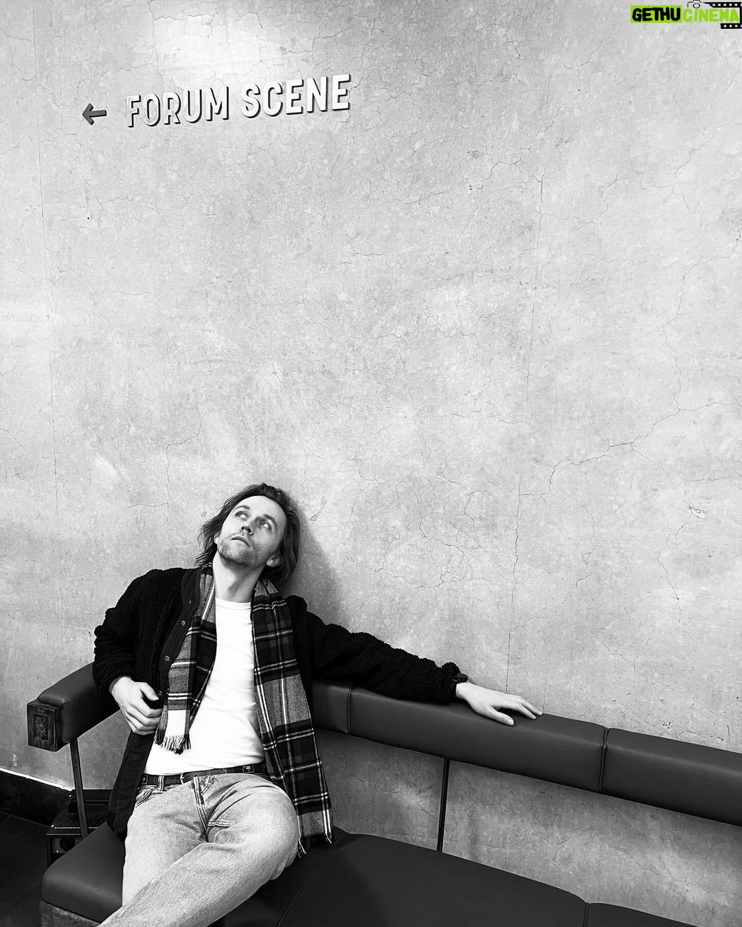 Sondre Lerche Instagram - I finally get to play a show as myself again! A special hometown gig. In the theater where I saw Jurassic Park on my birthday in ‘93. And Mighty Aphrodite? With the grand @alexandervonmehren on quiche and vibes. I plan on taking some questions from the audience during the show, so prepare yours if you have tickets. Also; what do you wish to hear? Photo by @julianberntzenmusic Forum Scene