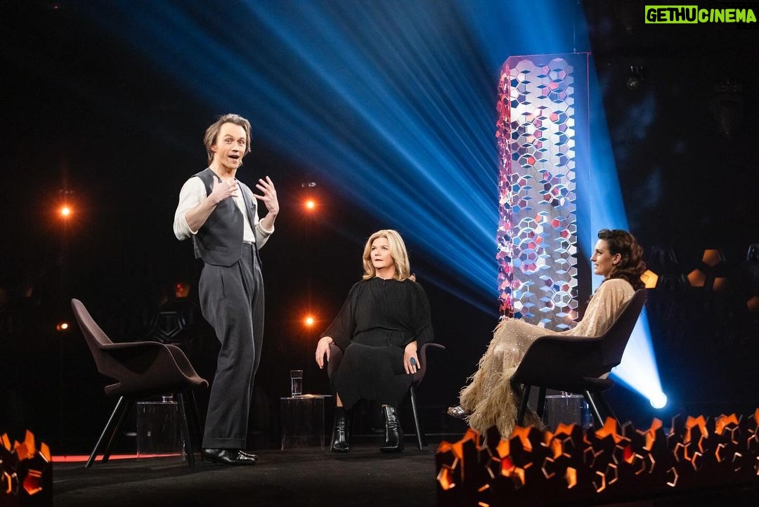 Sondre Lerche Instagram - Vi besøker @annelindmo på NRK1 i kveld (og på NRK.no når som helst!) med hele Moulin Rouge ensemblet 🎭 takk for dansen og praten! #nrklindmo 21 nye forestillinger er lagt ut i januar og februar 💫 NRK Marienlyst