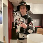 Sondre Lerche Instagram – Det ble jul på Torshov med @theswitchoslo i går kveld. Jeg fikk prøvd den olympiske Lillehammer-hatten, sunget en extended outro versjon av Morten Harket og Håvard Rems evergreen A Kind Of Christmas Card, og @fuchsiablix sin «summer of love…winter of hate» drøm gikk i oppfyllelse for åpen scene (swipe). Det ble også tid for Asplin, Selma sang, Tommy fra Torshov minte oss om juleevangeliet, og julenissen ba om ro og stillhet. Takk for meg og god jul etter beste evne 🎄
Proft foto av Marthe Vinglesgaard Cosmopolite Scene