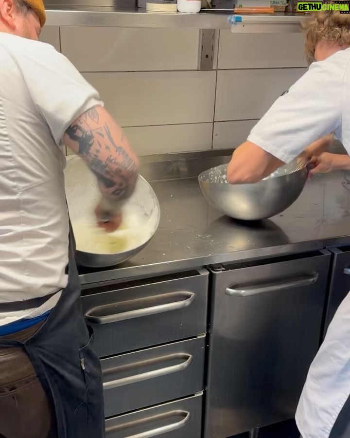 Sondre Lerche Instagram - Had a great experience joining the chefs at Oslo’s great @smalhans last week, cooking my favorite traditional Norwegian dish fiskegrateng with green pea stew + råkost. And serving it up with PATOS wines to over 80 diners! Thanks to all who dined with us, and Anders, Mads, Jakob, Fredrikke and the rest of the crew — as well as Joar and my own team at @nondosfanclub 🥂 Video by @nonameoslo / Henrik Lauritzen ✨ Smalhans