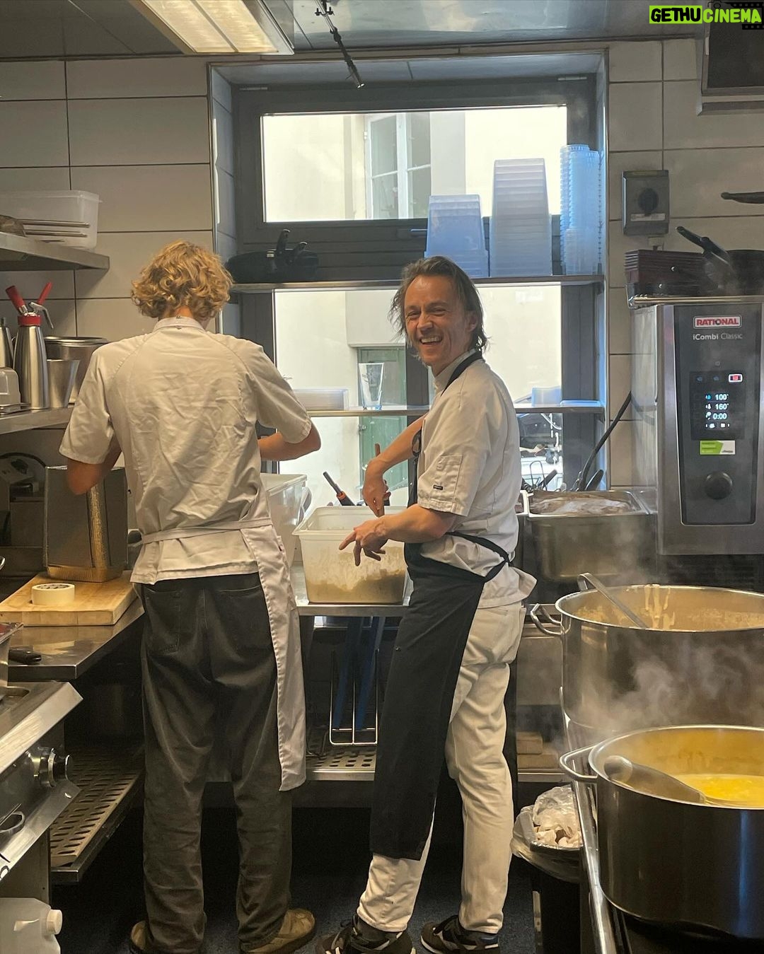 Sondre Lerche Instagram - Had a great experience joining the chefs at Oslo’s great @smalhans last week, cooking my favorite traditional Norwegian dish fiskegrateng with green pea stew + råkost. And serving it up with PATOS wines to over 80 diners! Thanks to all who dined with us, and Anders, Mads, Jakob, Fredrikke and the rest of the crew — as well as Joar and my own team at @nondosfanclub 🥂 Video by @nonameoslo / Henrik Lauritzen ✨ Smalhans