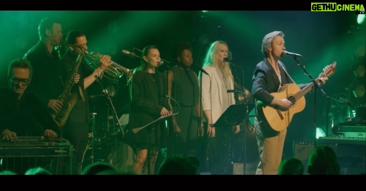 Sondre Lerche Instagram - Her er litt av Why Would I Let You Go fra søndagens støttekonsert. Og du kan fortsatt støtte @legerutengrenser ved å strømme og nyte hele konserten via @streamyno i løpet av helgen — eller bare Vipps til 11213. Takk til de fantastiske musikerne jeg fikk spille med: @sundstoel @andreroligheten @kristofferlo @gardnilssen @billievan @roheytaala @susannamagical @omvagan @dawallum Og til @f_a_t_e_m_e_h__fe og @susannesundfor som samlet oss. 💜