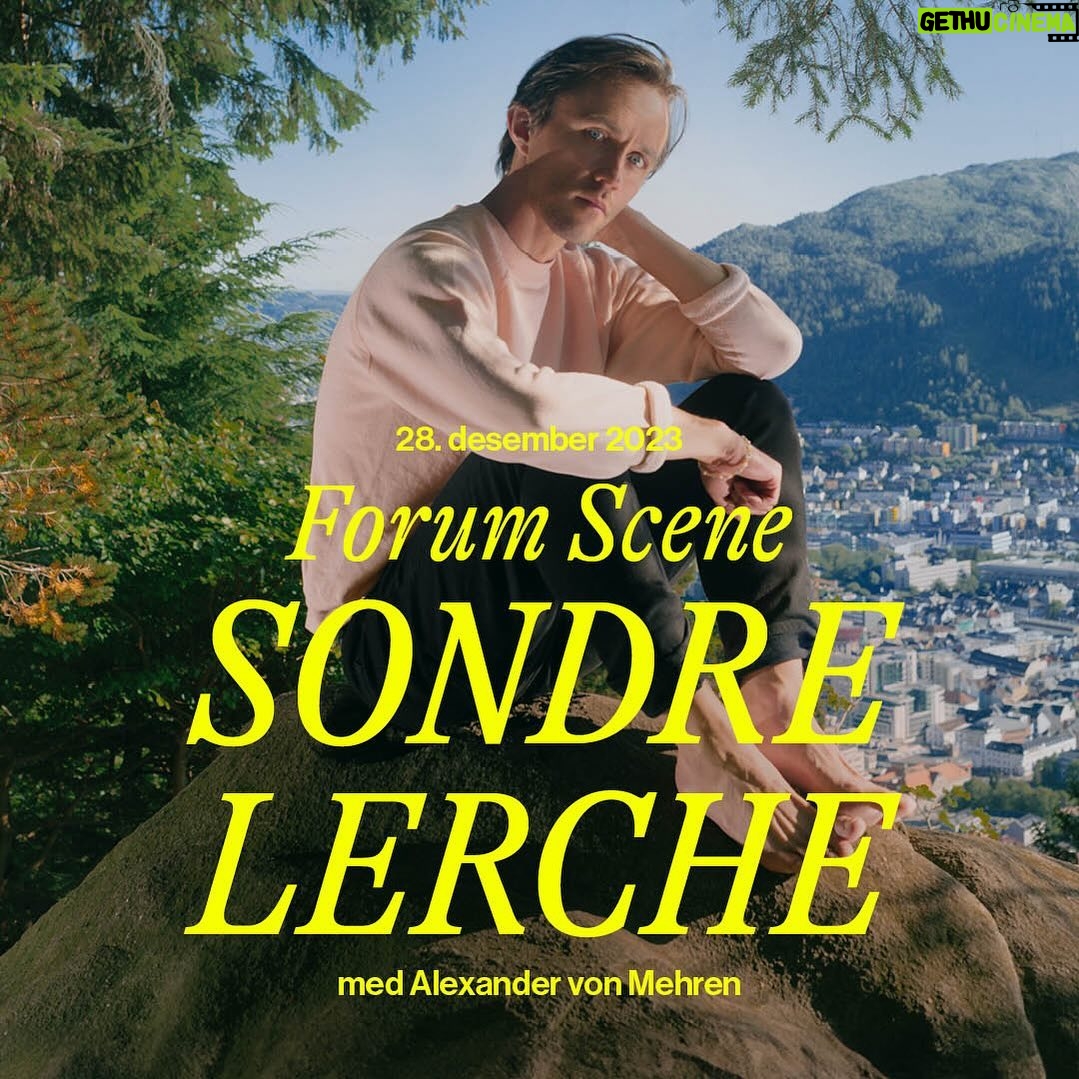 Sondre Lerche Instagram - I romjulen i fjor fikk @alexandervonmehren og jeg oppleve @leifoveandsnes i nydelig konsert med ekstra lave skuldre på @forumscene. Jeg bestemte meg vel egentlig allerede da for at jeg ville ønske meg å få spille en slik konsert selv samme sted neste år! Og Voila! Nå er billettene i salg! Alexander er med, og det blir gamle og nye sanger, samt mulighet for de som ønsker å stille meg spørsmål underveis om musikken, livet og hvadetmåttevære. Så sikre deg billett til min eneste konsert resten av dette året, og tenk ut et sabla godt spørsmål, så sees vi på Forum i romjulen 💫 Billettlink via sondrelerche.com/concerts og i bio 🪄 Bergen, Norway
