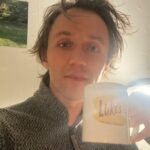Sondre Lerche Instagram - Takk for alle rosende og glade ord (og terningkast 6 i Aftenposten!) etter Moulin Rouge premieren i går! Det gleder meg veldig på vegne av meg selv og hele gjengen at det gikk så bra. For min del ble premiereforestillingen litt mer dramatisk og utfordrende enn jeg håpte på, fordi jeg i går våknet med en mild forkjølelse som raskt og brutalt eskalerte til hals, stemmebånd og full feber innen showstart 😪 Er stolt over å ha gjennomført, tross jævlige stemmeproblemer og innvendig sorg. Å entre Chateau Neufs nydelige musikalscene med en følelse av piggtråd i halsen føltes litt som å gang på gang kaste seg fra et fly uten å vite om fallskjermen vil funke. Nå har jeg prøvd det og! Føler meg uansett alltid løftet av dette ensemblet 🙏🏻 Måtte dra rett hjem for å hvile og sove etter forestillingen, og har vært hos en snill lege i morges for å prøve å finne en løsning foran kveldens, morgendagens og lørdagens forestillinger. Jeg fikk en god hestekur som forhåpentligvis gjør det mulig for meg å gjennomføre i kveld, slik at denne fabelaktige forestillingen med det beste ensemblet kan dure i vei denne første fabelaktige premiereuken ✨ Takk for tilliten og forståelsen 💜 jeg skal gi alt 🎭
