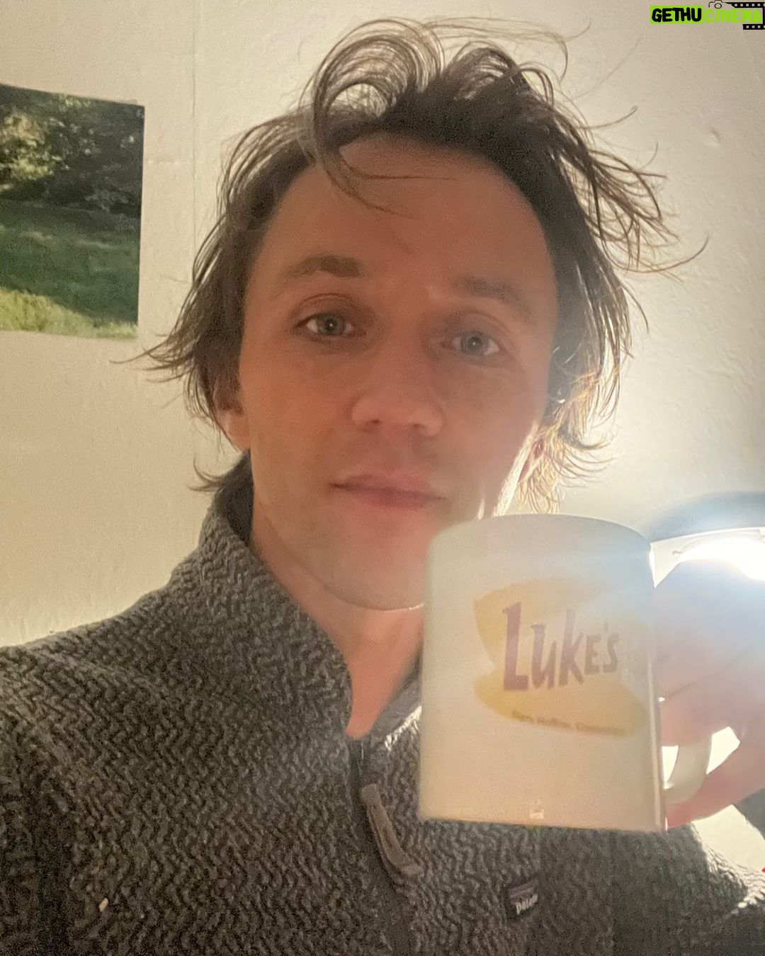 Sondre Lerche Instagram - Takk for alle rosende og glade ord (og terningkast 6 i Aftenposten!) etter Moulin Rouge premieren i går! Det gleder meg veldig på vegne av meg selv og hele gjengen at det gikk så bra. For min del ble premiereforestillingen litt mer dramatisk og utfordrende enn jeg håpte på, fordi jeg i går våknet med en mild forkjølelse som raskt og brutalt eskalerte til hals, stemmebånd og full feber innen showstart 😪 Er stolt over å ha gjennomført, tross jævlige stemmeproblemer og innvendig sorg. Å entre Chateau Neufs nydelige musikalscene med en følelse av piggtråd i halsen føltes litt som å gang på gang kaste seg fra et fly uten å vite om fallskjermen vil funke. Nå har jeg prøvd det og! Føler meg uansett alltid løftet av dette ensemblet 🙏🏻 Måtte dra rett hjem for å hvile og sove etter forestillingen, og har vært hos en snill lege i morges for å prøve å finne en løsning foran kveldens, morgendagens og lørdagens forestillinger. Jeg fikk en god hestekur som forhåpentligvis gjør det mulig for meg å gjennomføre i kveld, slik at denne fabelaktige forestillingen med det beste ensemblet kan dure i vei denne første fabelaktige premiereuken ✨ Takk for tilliten og forståelsen 💜 jeg skal gi alt 🎭