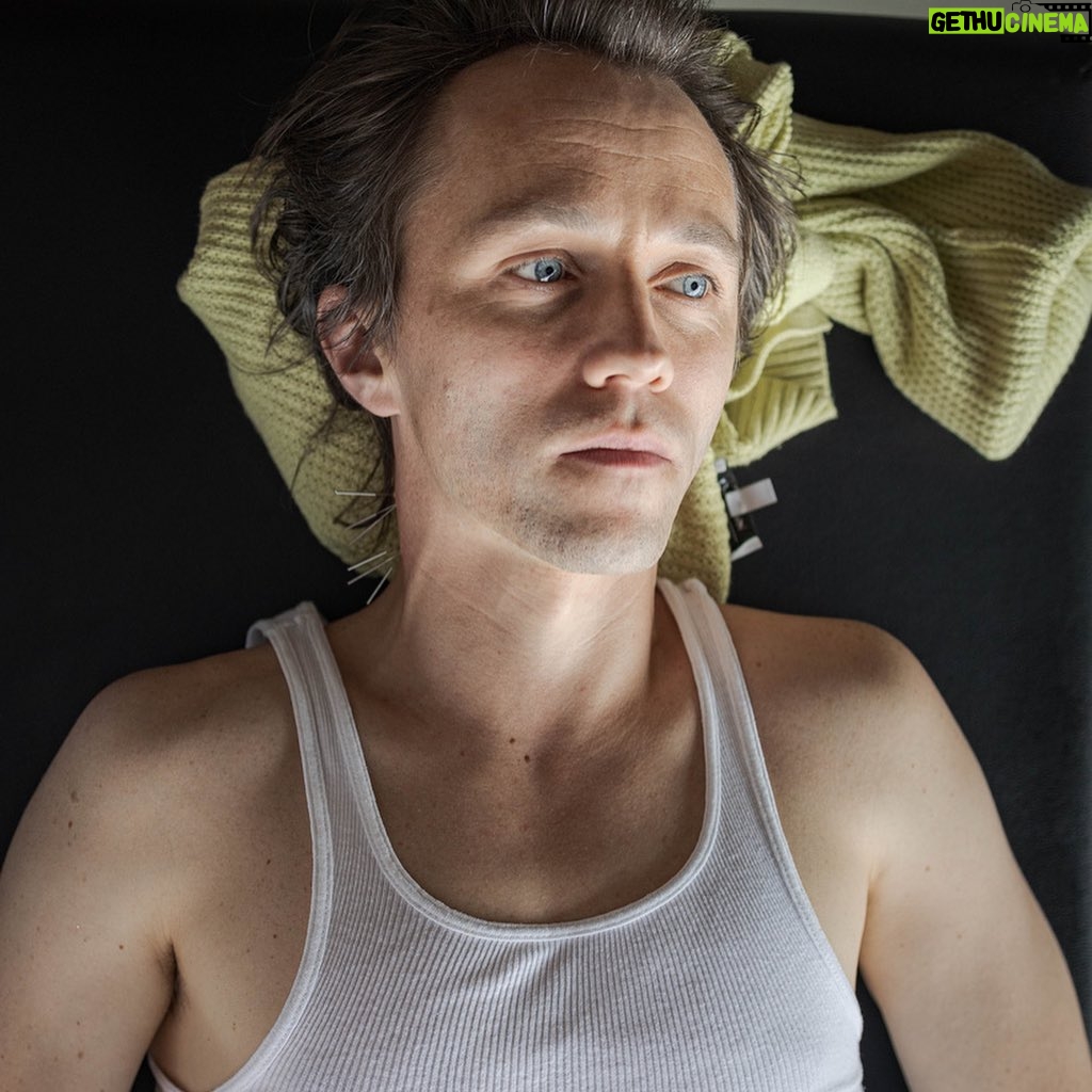 Sondre Lerche Instagram - Bergens Tidende fulgte meg på første Moulin Rouge-prøve med publikum forrige uke. Du kan lese saken på nett eller på trykk i dag. Siden da har vi spilt fire prøveforestillinger til, inkludert generalprøve i går som føltes veldig bra. Jeg tror vi er klar. Uansett: premiere i kveld! ✨🎭✨ Bildene er gjengitt med tillatelse fra Bergens Tidende. Foto: Alf Simensen, Bergens Tidende @fotografalf Chateau Neuf