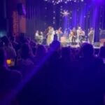 Sondre Lerche Instagram – Det ble jul på Torshov med @theswitchoslo i går kveld. Jeg fikk prøvd den olympiske Lillehammer-hatten, sunget en extended outro versjon av Morten Harket og Håvard Rems evergreen A Kind Of Christmas Card, og @fuchsiablix sin «summer of love…winter of hate» drøm gikk i oppfyllelse for åpen scene (swipe). Det ble også tid for Asplin, Selma sang, Tommy fra Torshov minte oss om juleevangeliet, og julenissen ba om ro og stillhet. Takk for meg og god jul etter beste evne 🎄
Proft foto av Marthe Vinglesgaard Cosmopolite Scene