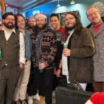 Sondre Lerche Instagram – Det ble jul på Torshov med @theswitchoslo i går kveld. Jeg fikk prøvd den olympiske Lillehammer-hatten, sunget en extended outro versjon av Morten Harket og Håvard Rems evergreen A Kind Of Christmas Card, og @fuchsiablix sin «summer of love…winter of hate» drøm gikk i oppfyllelse for åpen scene (swipe). Det ble også tid for Asplin, Selma sang, Tommy fra Torshov minte oss om juleevangeliet, og julenissen ba om ro og stillhet. Takk for meg og god jul etter beste evne 🎄
Proft foto av Marthe Vinglesgaard Cosmopolite Scene