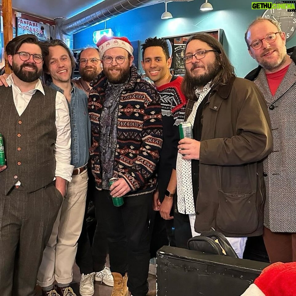 Sondre Lerche Instagram - Det ble jul på Torshov med @theswitchoslo i går kveld. Jeg fikk prøvd den olympiske Lillehammer-hatten, sunget en extended outro versjon av Morten Harket og Håvard Rems evergreen A Kind Of Christmas Card, og @fuchsiablix sin «summer of love…winter of hate» drøm gikk i oppfyllelse for åpen scene (swipe). Det ble også tid for Asplin, Selma sang, Tommy fra Torshov minte oss om juleevangeliet, og julenissen ba om ro og stillhet. Takk for meg og god jul etter beste evne 🎄 Proft foto av Marthe Vinglesgaard Cosmopolite Scene