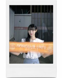 Song Ye-bin Instagram - 제가 다니는 학교 동국대학교의 축제 MC를 맡게 되어 너무나 영광이었습니다🧡 너무나 떨렸지만 함께 호응해주신 여러분 덕분에 첫 MC 무사히 마쳤습니다 감사합니다 🧡 어제 동국대까지 찾아와주신 팬분들, 함께 MC본 택현이도 모두모두 고맙습니당 🙌🏻 #동국대 최고!!!!!🐘🧡 동국대학교-Dongguk University, Seoul