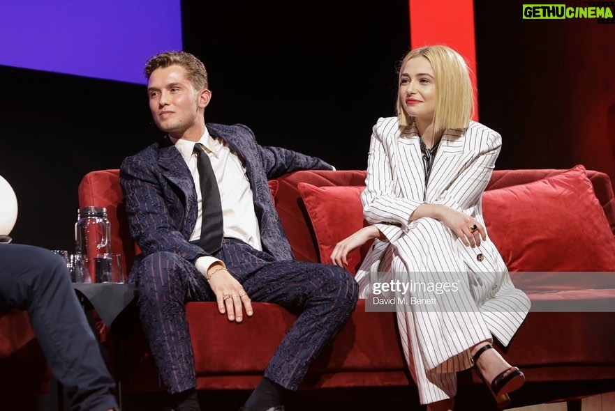 Sophie Simnett Instagram - two gangs in landan @skytv #SkyUpNext @gregwilliamsphotography & chatting all things Twist !! Tate Modern