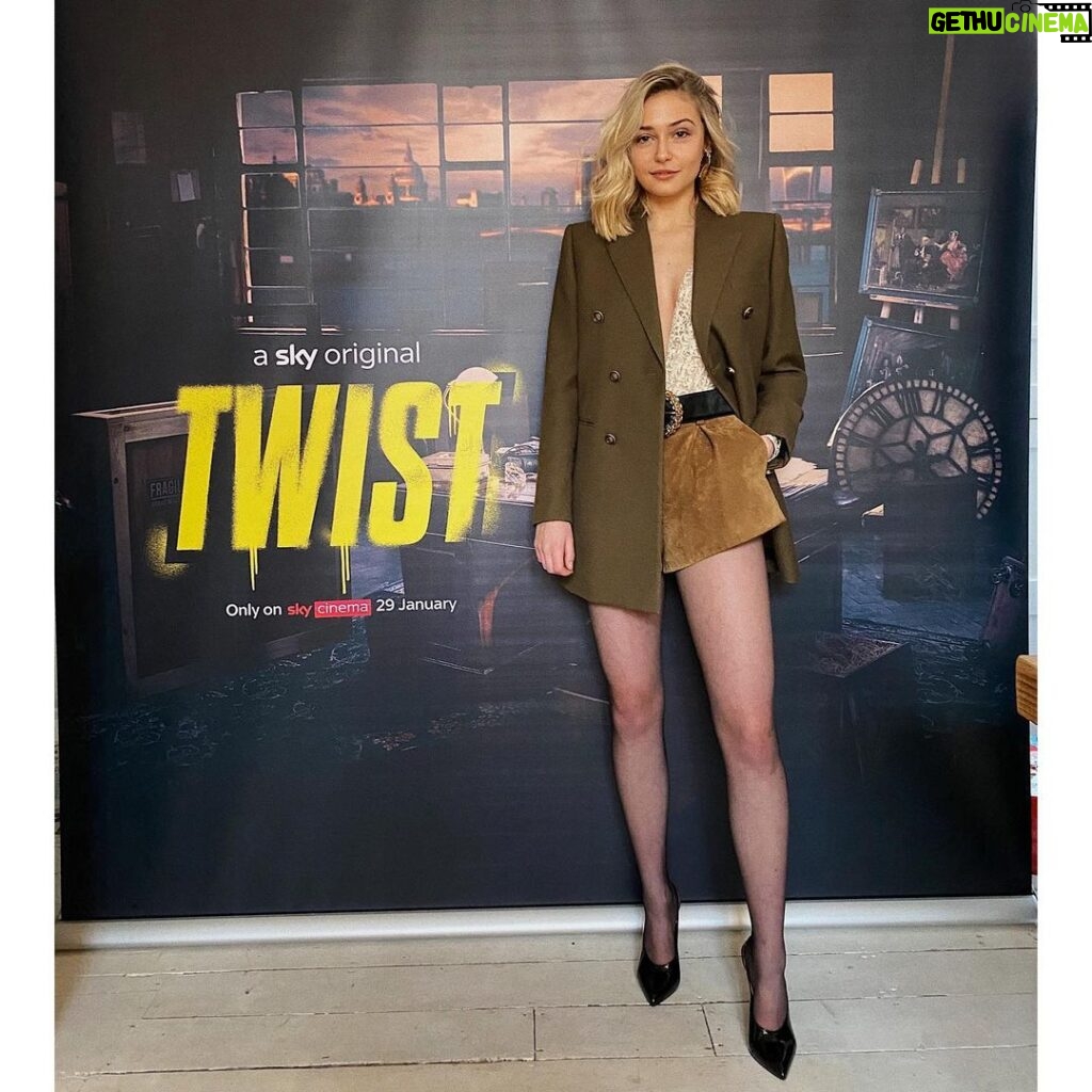 Sophie Simnett Instagram - The perks of a home premiere is easy access to snacks & bath viewing Thank you @ysl @anthonyvaccarello for trusting me with your beautiful clothes ✨ @ellagaskellstylist Watch #Twist tonight - Only on #SkyCinema @skytv