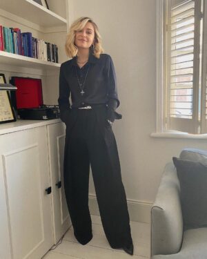 Sophie Simnett Instagram - hello howdy welcome to the clean corner of the flat — Press day 1!! 🎲 

Styled by the best @ellagaskellstylist
Home kit hair fix @j_j_harper @pauledmonds217 💫