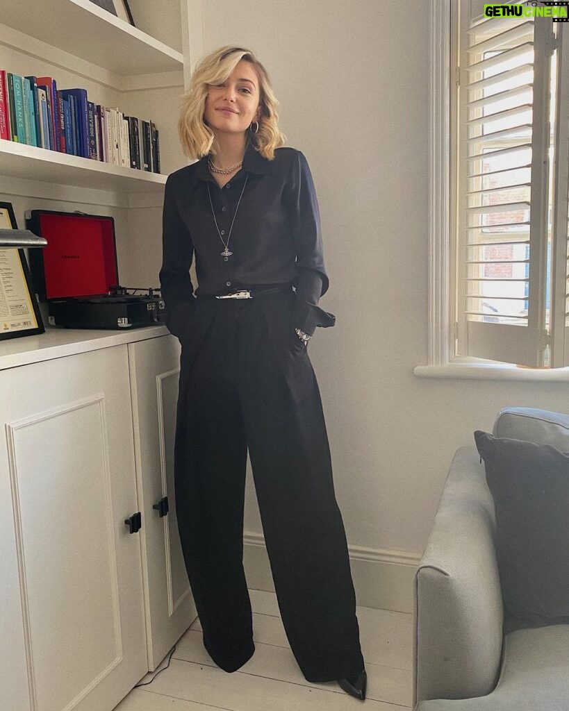 Sophie Simnett Instagram - hello howdy welcome to the clean corner of the flat — Press day 1!! 🎲 Styled by the best @ellagaskellstylist Home kit hair fix @j_j_harper @pauledmonds217 💫