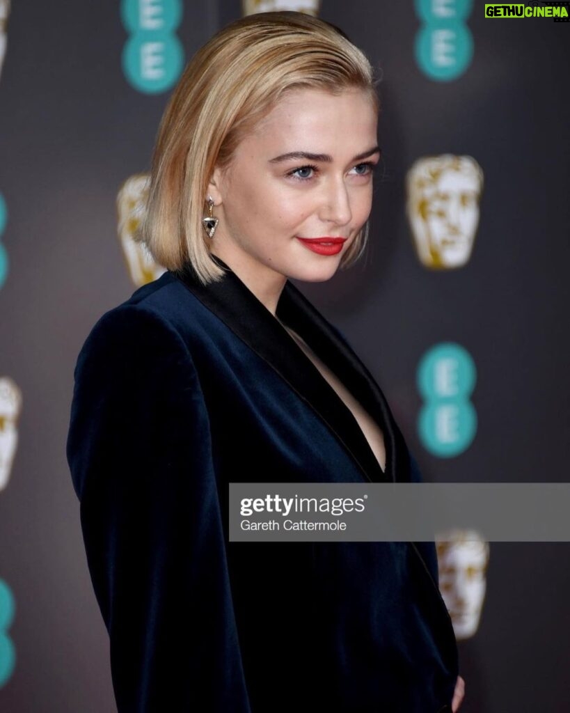 Sophie Simnett Instagram - What a bloody lovely evening!! Thank you so much @bafta & @pauledmonds217 for having me. @ellagaskellstylist @stellamccartney for the comfiest suit ever complete with excellent snack pockets. @cherwebbmakeup @lancomeofficial for making up m’face!! & @thesavoylondon for the most spectacular room!!! ✨✨✨
