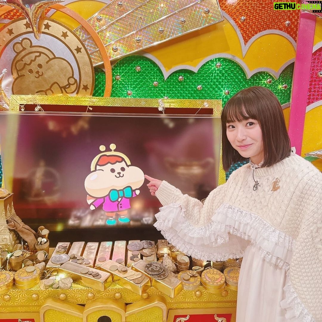 Sora Tamaki Instagram - 💰 今日はカネオくんです! 今回は年末クセつよ祭り&紅白SPです! 過酷レースや大掃除、紅白歌合戦についてなど、年末らしいテーマが盛りだくさんです! 私は特に、紅白の歴史が面白かったです! 今夜は7時半から放送です。 ぜひご覧下さい。 bolero @microwave__official blouse&one-piece @reedit_official boots @w_and__m #有吉のお金発見突撃カネオくん #田牧そら