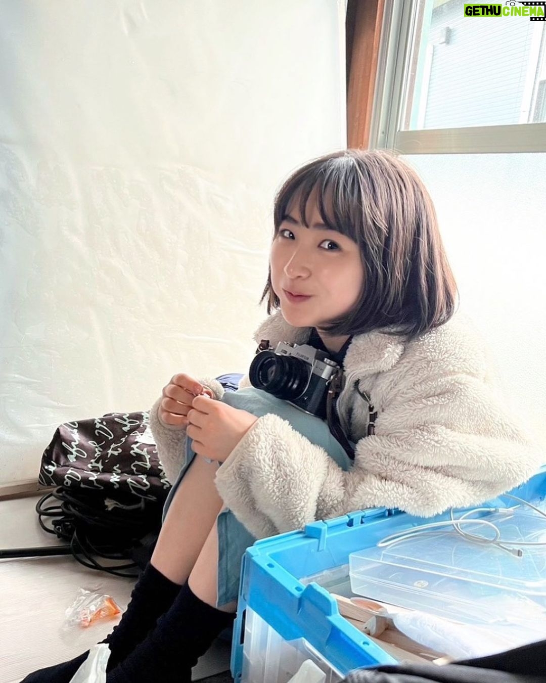 Sora Tamaki Instagram - . 『カメラ、はじめてもいいですか?』 本日第4話が放送されます! 監督はウエダアツシさん。 ウエダさんは私が絶対に思いつかないような面白いアイディアをたくさん持っていて、演技指導を受けるのが楽しかったです。 私の気持ちや意見を聞いてくださったり、話し合いを重ねたり。常にお芝居しやすい環境を作ってくださいました。 ぜひご覧ください。 👆🏻写真は空いた時間に、隅っこでお菓子をバクバク食べている様子です🍪 #カメラはじめてもいいですか #カメはじ @bs260_camehaji #ウエダアツシ 監督 #田牧そら
