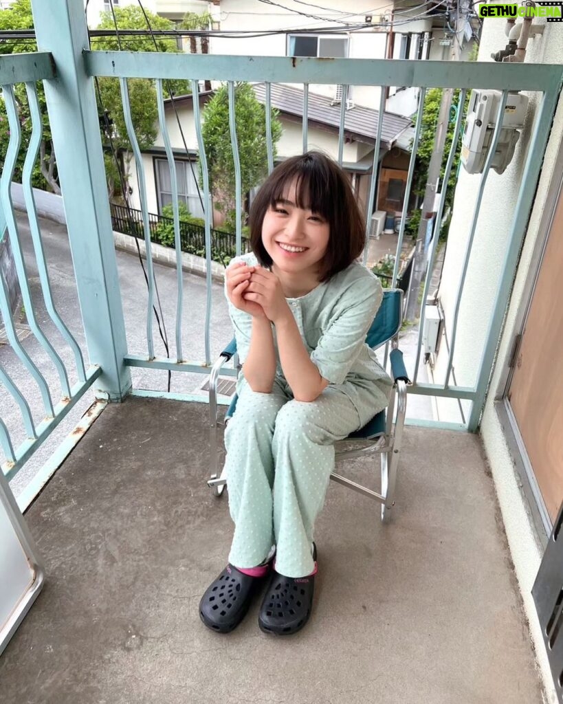 Sora Tamaki Instagram - 📷 『カメラ、はじめてもいいですか？』 本日第2話が放送されます！ 第2話は隣人のチサトさんと撮影ドライブに出かけます🚶🏻 実際に原作漫画で出てきた場所に行くことができて、テンションが上がりました！ すごく綺麗で素敵な場所でした🌷 👆🏻写真は1話の冒頭シーンのオフショットです！ #カメラはじめてもいいですか #カメはじ @bs260_camehaji #田牧そら