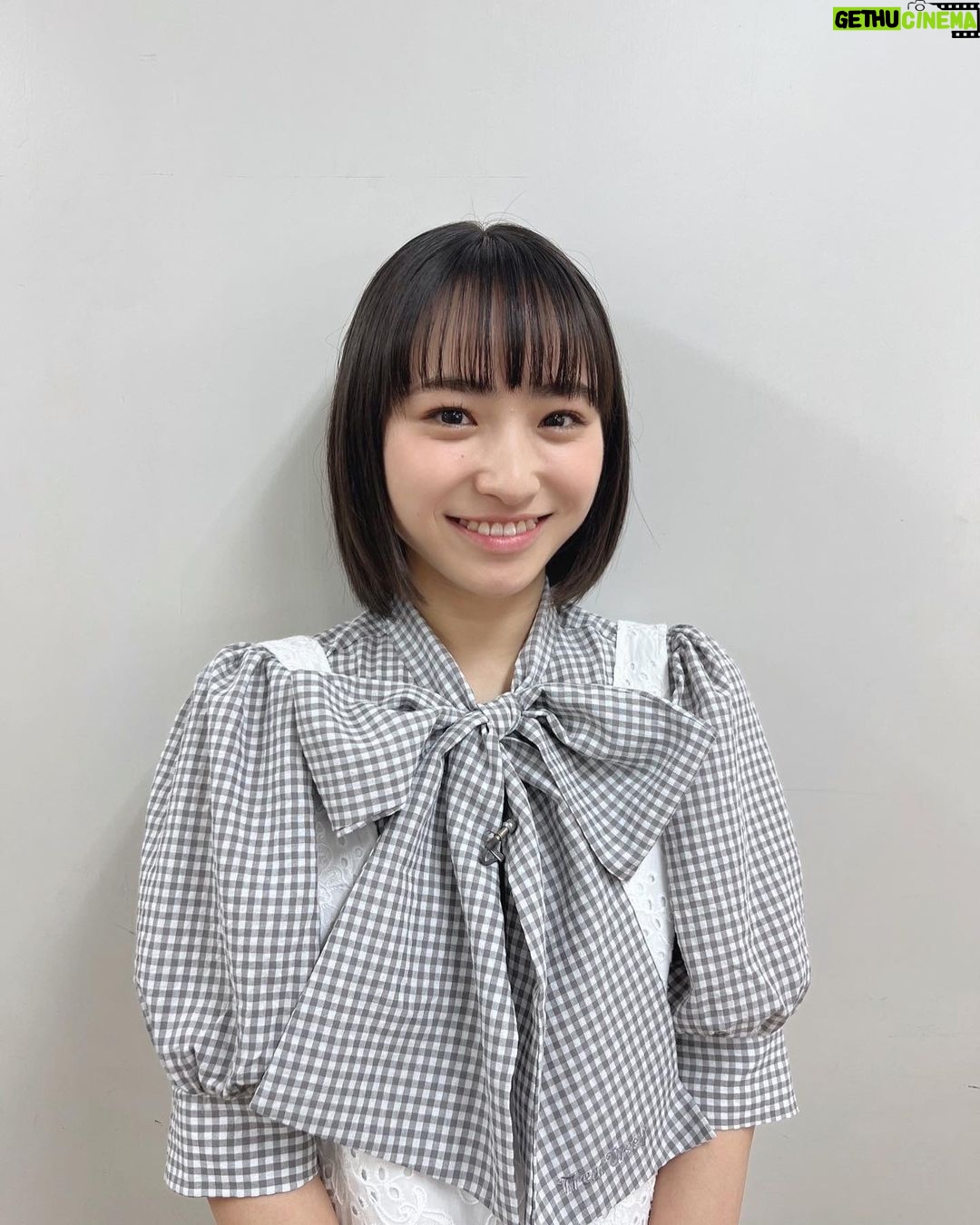 Sora Tamaki Instagram - 💰 今日はカネオくんです! 今回は外国人に人気の日本のお土産について!🇯🇵 日本人の私ですら見たことの無い、聞いたことの無いものがたくさんあって、もっと勉強しないとなと感じました💦 特にコスプレグッズは、こんなものがあるんだ!と感動しました! 面白くて素敵なものがたくさんあったので、外国人の知り合いにオススメしたいなと思ったし、私自身も欲しいなと思いました🥰 ぜひ観てください! ブラウス @__treat.urself__ サロペット @somari_imagination / osharewalker サンダル @mite__official #有吉のお金発見突撃カネオくん #田牧そら