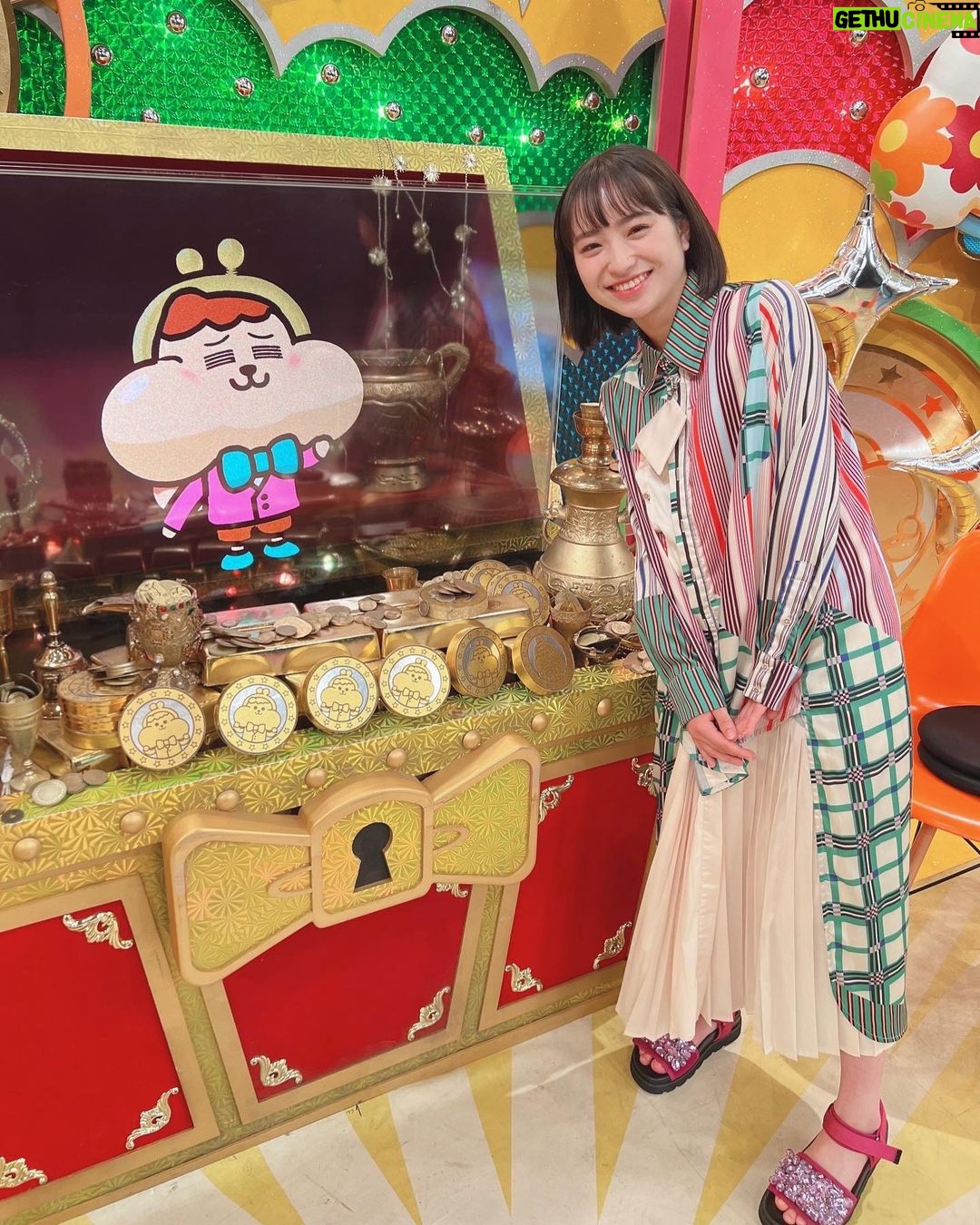 Sora Tamaki Instagram - 💰 今日はカネオくんです! 今回はご当地ラーメンについて🍜 ラーメンは、好きな食べ物ランキングベスト5に入るほど大好きなので、VTRに美味しそうなラーメンがいっぱい出てきて、お腹が空きました!🫶🏻 ラーメンが地域ごとに全然違って、聞いたことのないようなものもあったので、びっくりしました! 食べに行きたいところもたくさんありました😋 ぜひ観てください! ワンピース @shelluits サンダル @w_and__m #有吉のお金発見突撃カネオくん #田牧そら